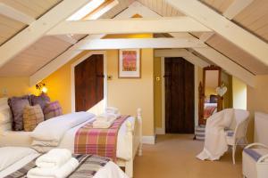 Postel nebo postele na pokoji v ubytování Fiddlers Green Cottage Tenby + 16 fotografií