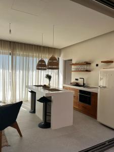 eine Küche mit einer weißen Insel in einem Zimmer in der Unterkunft On The Rocks Villas Ios in Chora, Ios