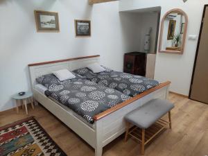 1 dormitorio con 1 cama en una habitación en Stüble Loft en Somogyhárságy