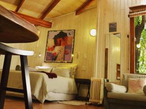ein Schlafzimmer mit einem Bett und einem Sofa in einem Zimmer in der Unterkunft Waterbessiebos cottage in Tzaneen
