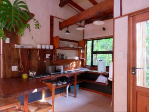 una cucina con bancone e lavandino in una stanza di Waterbessiebos cottage a Tzaneen