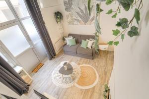 uma vista superior de uma sala de estar com um sofá e uma mesa em Duplex Design proche Part-Dieu em Villeurbanne