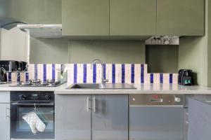 Kuchyň nebo kuchyňský kout v ubytování Charmant et Caractère proche Tête d'Or