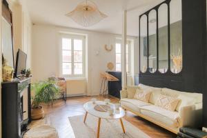 TV a/nebo společenská místnost v ubytování Charmant et Caractère proche Tête d'Or