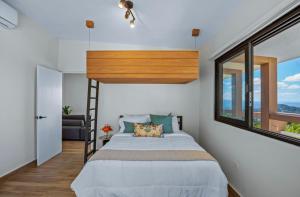 een slaapkamer met een bed en een ladder bij Rainforest Luxury Villa at El Yunque National Forrest in Benitez