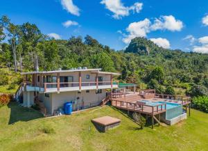 una vista aérea de una casa con piscina en Rainforest Luxury Villa at El Yunque National Forrest, en Benitez