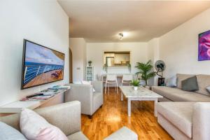 uma sala de estar com um sofá e uma mesa em Benalmádena Marina Golf Appartement - Casa Valk em Benalmádena