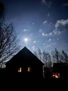 een huis met de maan in de lucht erachter bij Cavalan Ranch 