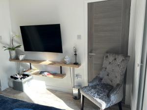 TV a/nebo společenská místnost v ubytování Lily Bank Room