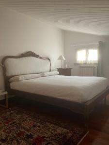 een slaapkamer met een bed, een tafel en een raam bij Appartamento in Villa Graziella-Napoleone - Cosy stay in San Donà di Piave