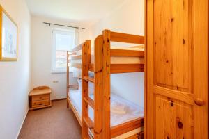 - une chambre avec 2 lits superposés dans l'établissement Helle Fewo mit zwei separaten Schlafzimmern und Blick vom Balkon zum Salzhaff, à Rerik