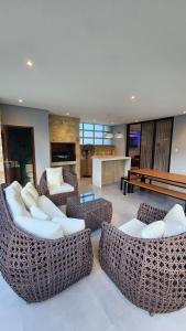Sala de estar con 2 sofás y mesa en Mbokaja Paradise, en San Bernardino