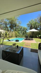 Blick auf den Pool von einem Haus aus in der Unterkunft Mbokaja Paradise in San Bernardino