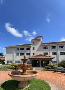 O edifício em que o resort se localiza