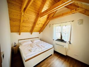Tempat tidur dalam kamar di Chata Odeta