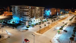 nachts eine Stadtstraße mit Autos und Gebäuden in der Unterkunft Coralia Haut Standing Appart f2 in Oujda