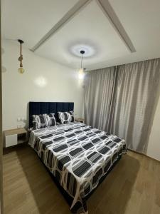 a bedroom with a large bed in a room at Coralia Haut Standing Appart f2 in Oujda