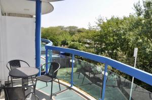 a balcony with chairs and a table on top at Appartement Badhotel 325 in Callantsoog