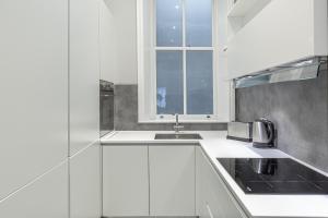 Virtuvė arba virtuvėlė apgyvendinimo įstaigoje Green Street Residences by Q Apartments