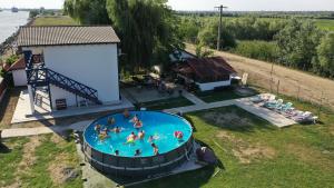 una vista aérea de una piscina con gente en ella en New House La Nea Paul, en Maliuc
