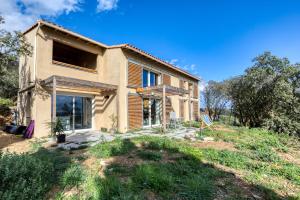 Taman di luar Maison Spacieuse avec vue dégagée
