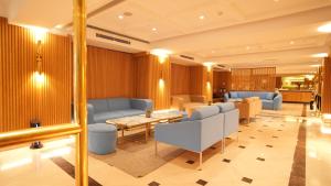 イスタンブールにあるドッソ ドッシ ホテルズ オールドシティのホテルのロビー(青いソファ、テーブル付)