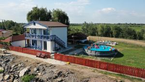a house with a swimming pool in the yard at New House La Nea Paul in Maliuc