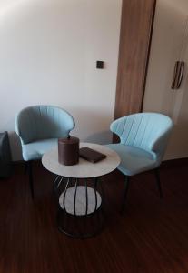 ネゴティノにあるGrey Star Hotelの椅子2脚、テーブル1台(ケーキ付)