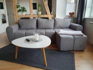 sala de estar con sofá y mesa en Haus Sonnenblick en Benneckenstein
