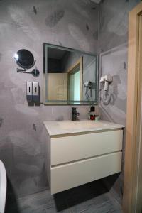 uma casa de banho com um lavatório e um espelho em Grey Star Hotel em Negotino