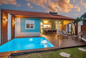 The swimming pool at or close to Bungalow Ti Coco