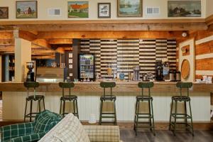 una cucina con bar e sgabelli in una stanza di Roamstead Smoky Mountains a Cosby