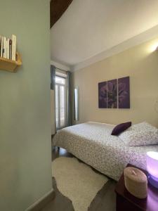 勒拉旺杜的住宿－Les 12 Sables，一间卧室设有两张床和窗户。