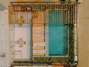 カベデロにあるSummer by Hosppedarの建物内のスイミングプールを望む