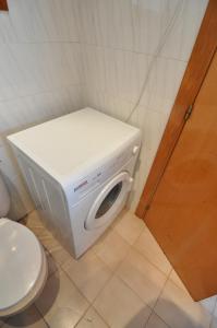 ロザスにあるRNET - Joncar Mar Rosesのトイレの隣のバスルームに洗濯機が備わります。