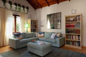 Casa Vacanze Margherita في Terra Mala: غرفة معيشة مع أريكة وطاولة