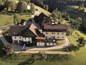 una vista aerea di una grande casa in un campo di Singerskogel a Spital am Pyhrn