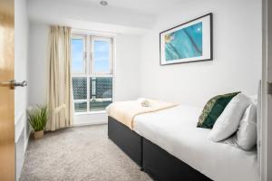 1 dormitorio con cama y ventana en Luxury 2 Bed City Centre - Secure Parking - Balconies - 1109M en Birmingham