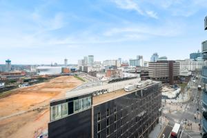 een uitzicht op de stad vanuit een gebouw bij Luxury 2 Bed City Centre - Secure Parking - Balconies - 1109M in Birmingham