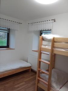 Katil dua tingkat atau katil-katil dua tingkat dalam bilik di Ubytování Habartice