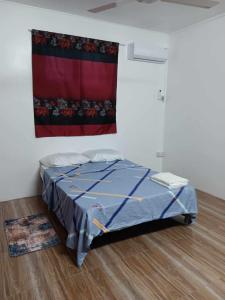 a bed in a room with a painting on the wall at villas andrez in Savinia