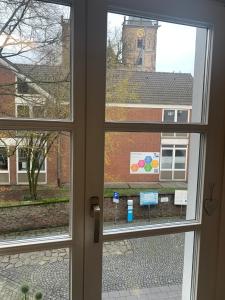 una ventana con vistas a una iglesia vista a través de ella en Altes Forstamt, en Xanten