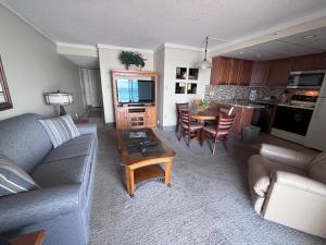 uma sala de estar com um sofá e uma mesa em Pinestead Reef Resort em Traverse City
