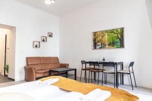 维也纳Inviting 1BR Apt-Near U6 Station Am Schöpfwerk的一间卧室，配有一张床、一张桌子和几把椅子