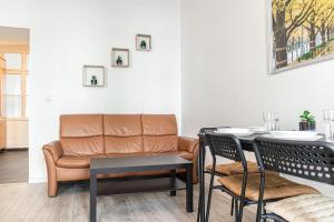 维也纳Inviting 1BR Apt-Near U6 Station Am Schöpfwerk的带沙发和桌子的客厅