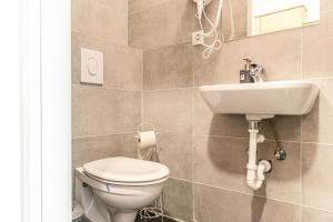 维也纳Inviting 1BR Apt-Near U6 Station Am Schöpfwerk的带马桶和水槽的浴室