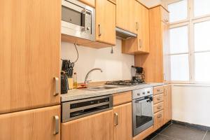 Inviting 1BR Apt-Near U6 Station Am Schöpfwerk的厨房或小厨房