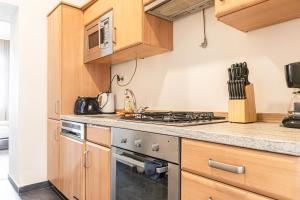 Inviting 1BR Apt-Near U6 Station Am Schöpfwerk的厨房或小厨房