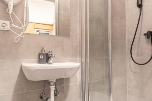 维也纳Inviting 1BR Apt-Near U6 Station Am Schöpfwerk的带水槽和淋浴的浴室