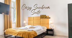 维也纳Inviting 1BR Apt-Near U6 Station Am Schöpfwerk的一间卧室，里面有一张床，墙上挂着一张牌子